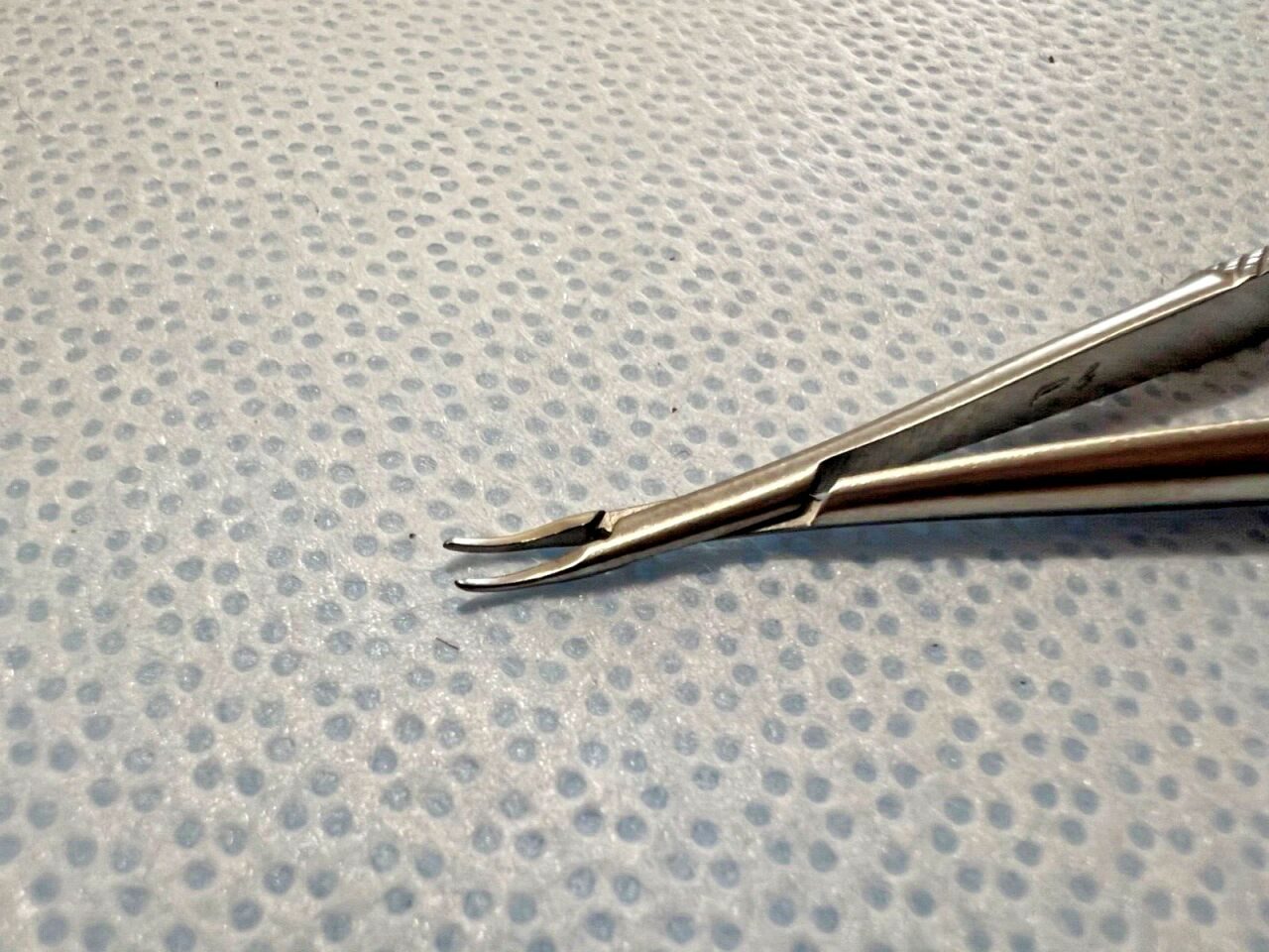 STORZ E3885 WL 6mm Curved Delicate Jaws 5" Non-Locking Micro Needle Holder Curved Delicate Jaws Non-Locking — photo 2