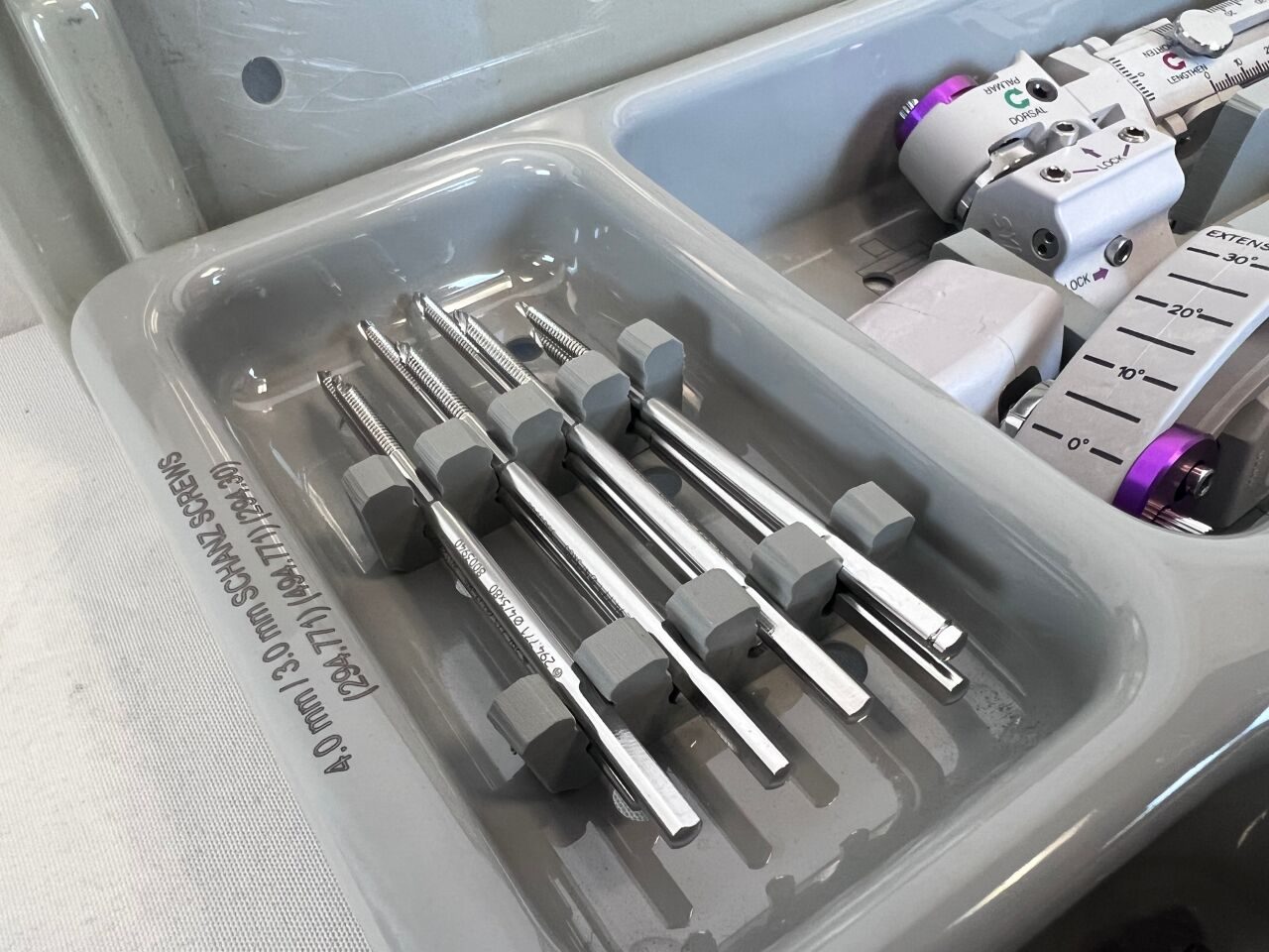 SYNTHES Various Adjustable Distal Radius Fixator Set — photo 2