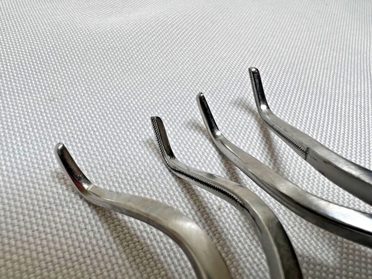 PILLING 35-3533 & 35-3534 Left & Right Angled Baby Renal Clamps, Set of 2 — photo 3