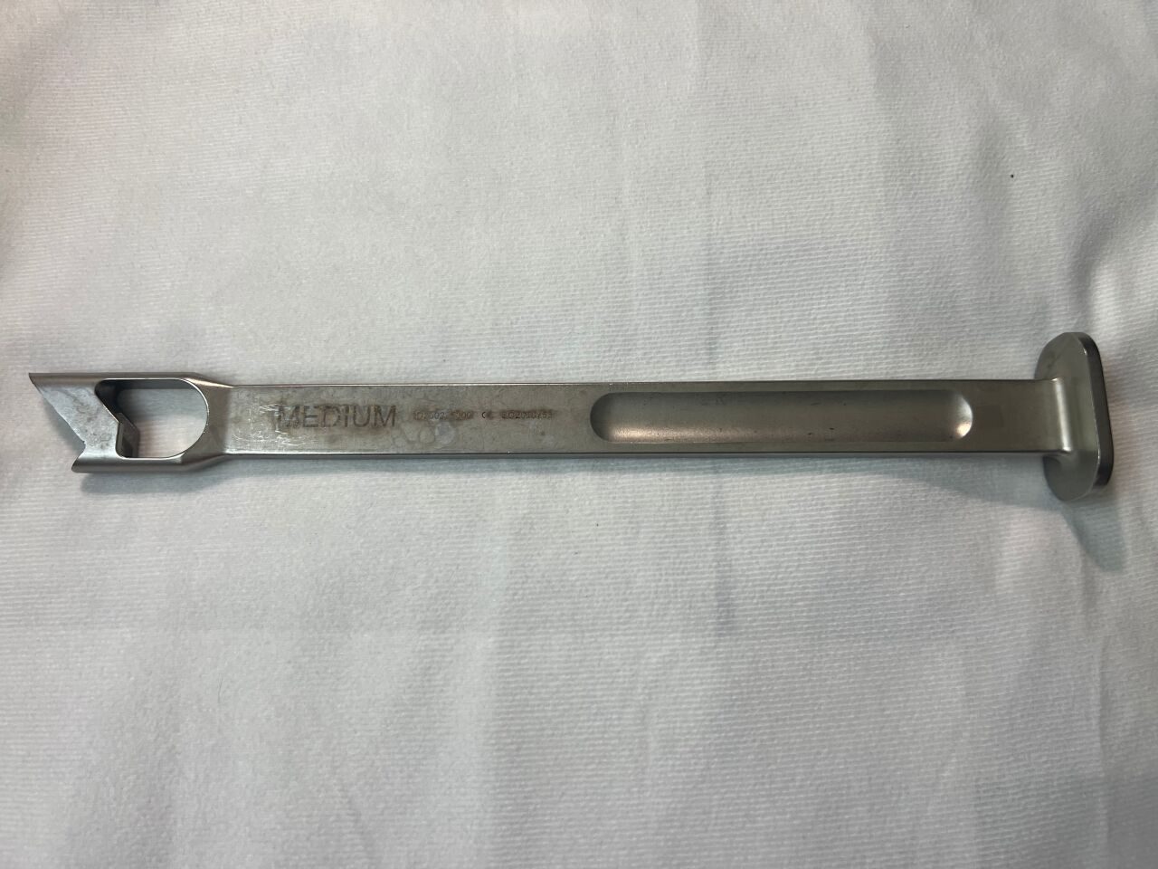 200225000 Anteversion Osteotome Medium — photo 1