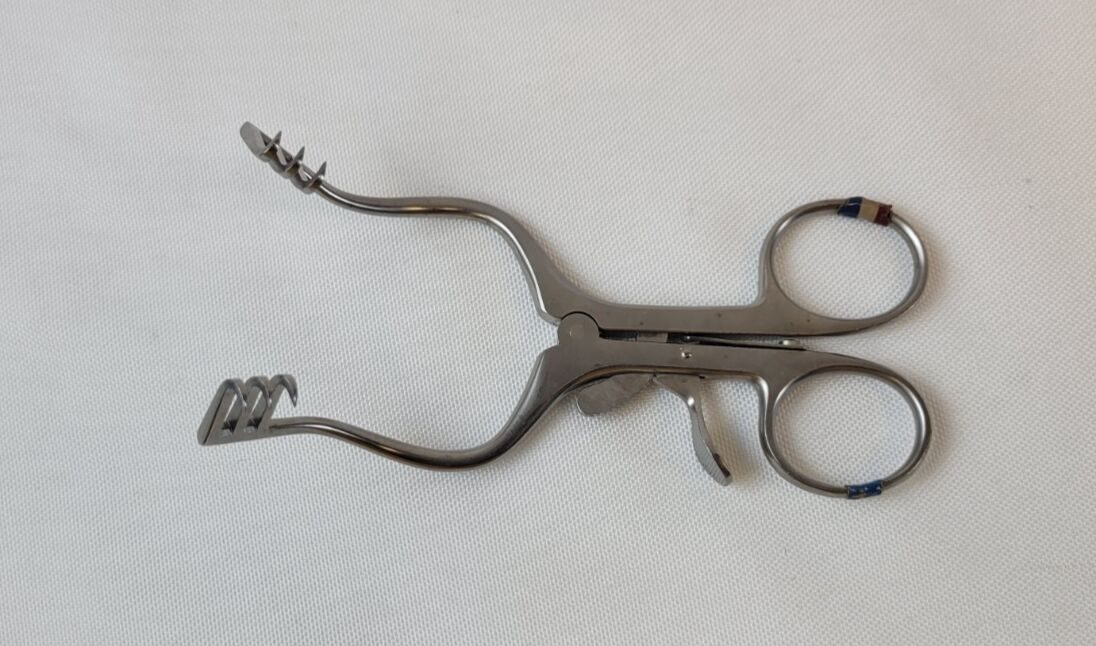 AESCULAP BV076R Wullstein Retractor, Self-Retaining, 3x3 Sharp Prongs, 5" — photo 1