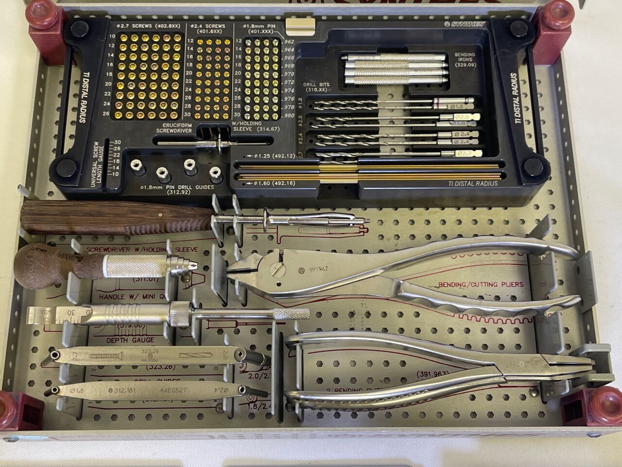 SYNTHES  Titanium Distal Radius Set — photo 3