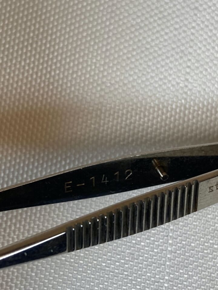 KARL STORZ E-1412 Curved Dressing Forcep 4" Serrated Jaws — photo 3