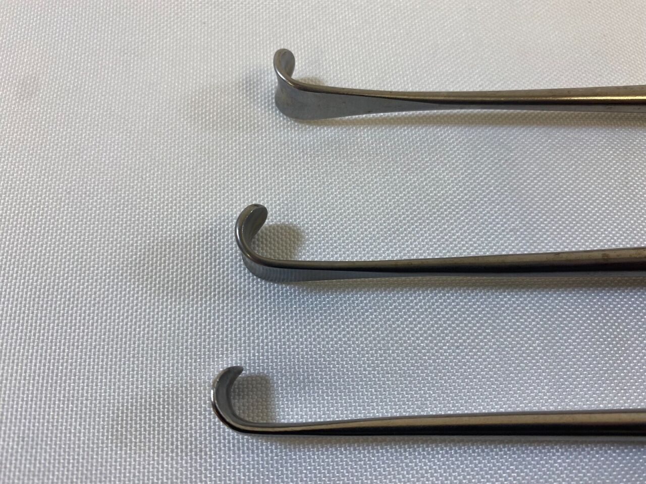 Set of 4 Assorted Various Sizes Orthopedic Vein Retractors — photo 3