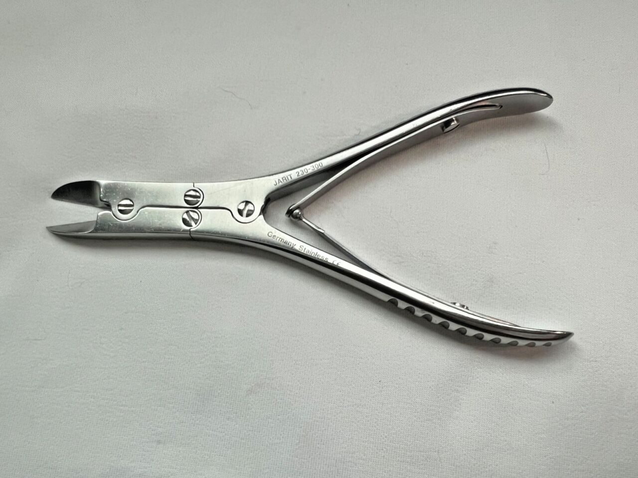 JARIT 230-300 Ruskin Bone Cutting Forceps 14.2mm Straight Jaws 5-5/8" Length