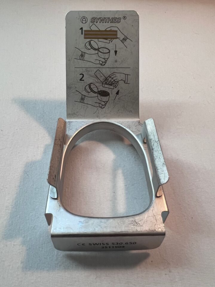 SYNTHES 530.65 Battery Insertion Shield