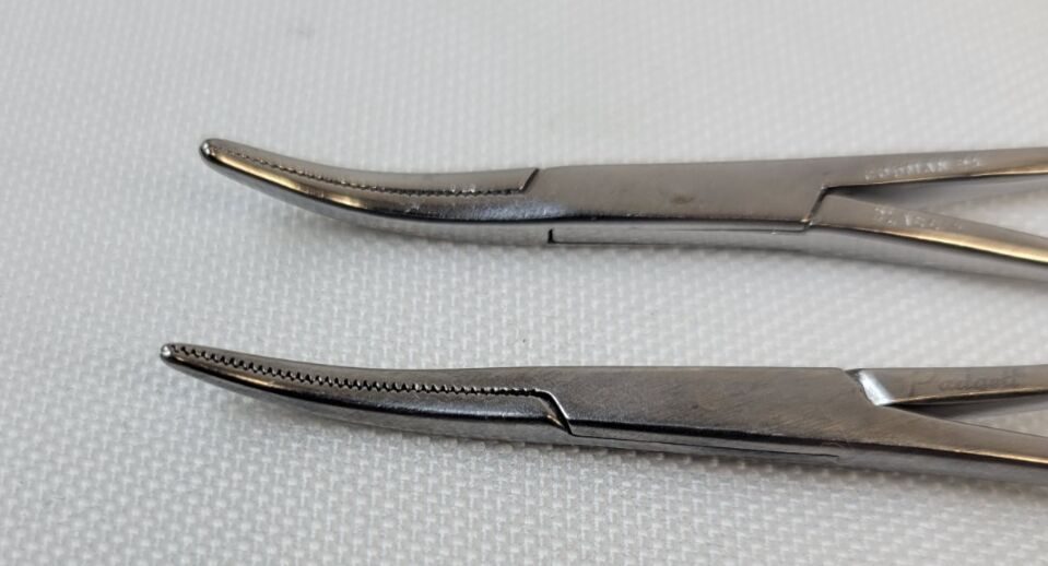 CODMAN Lot of 2 Mosquito Hemostatic Forceps Curved Tips Serrated 4" — photo 2