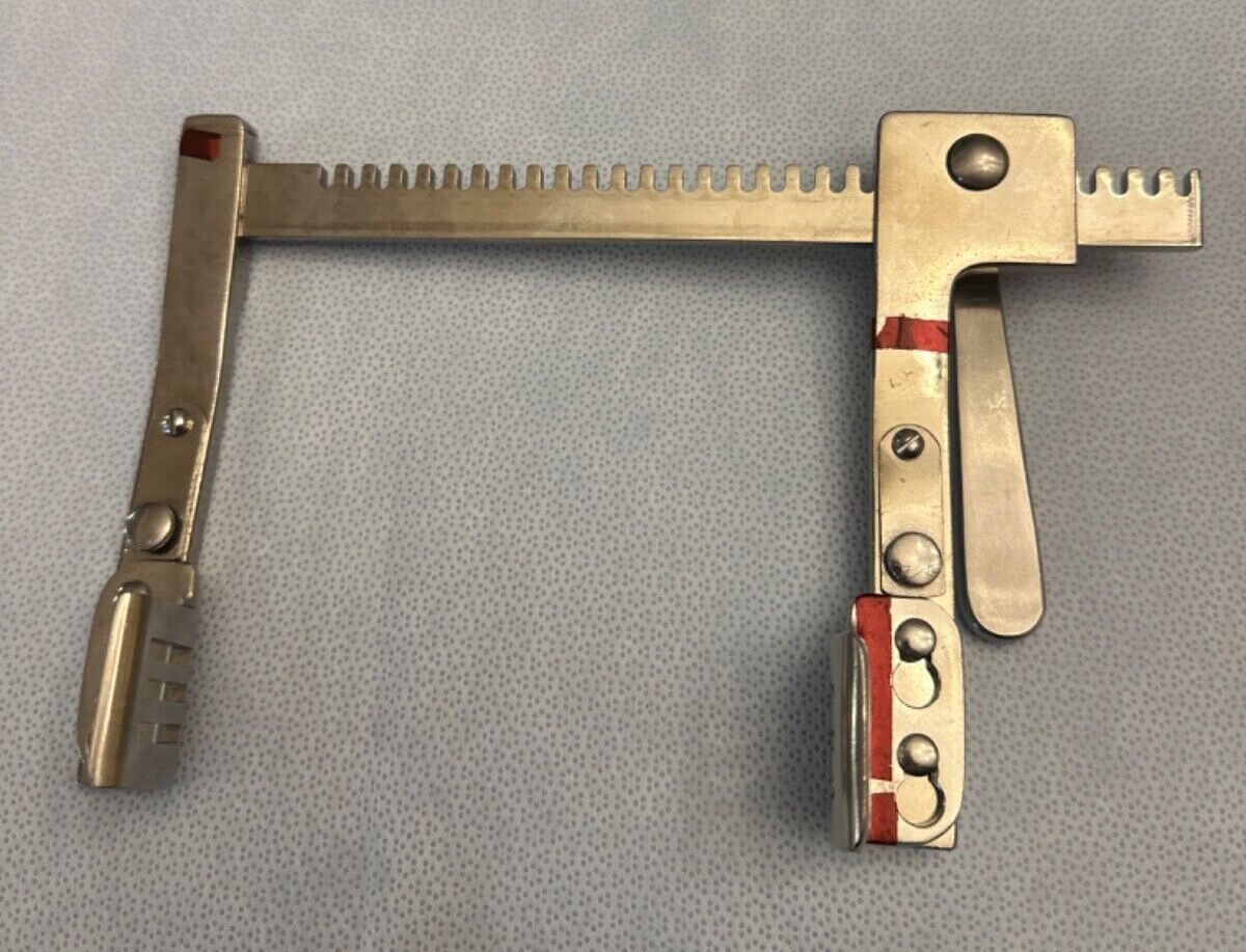 PILLING WECK 8.5"X5.5" Surgical Sternum Spreader W/ Fenestrated Blades — photo 2