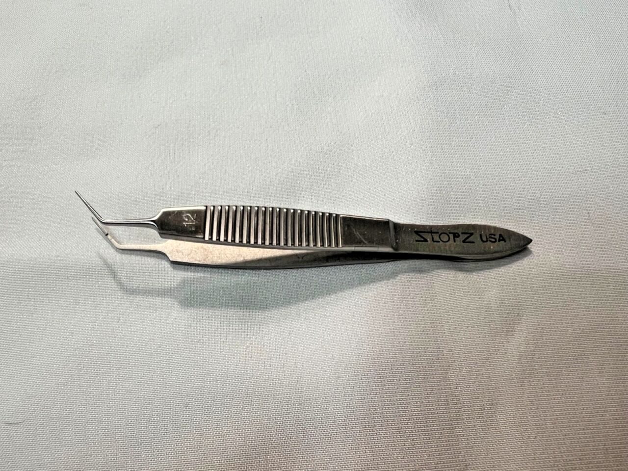 STORZ E1813 AKUS Kelman-McPherson Suturing-Corneal Forceps 1x2 Teeth 45deg x 8mm — photo 1