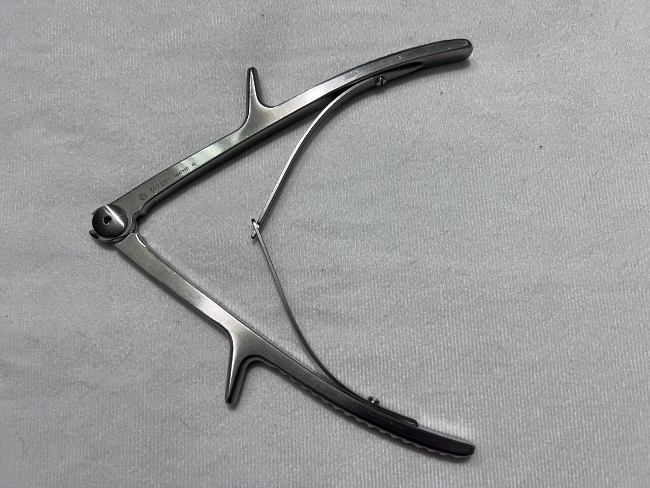 SYNTHES 397.091 Surgical Mesh Cutter — photo 1