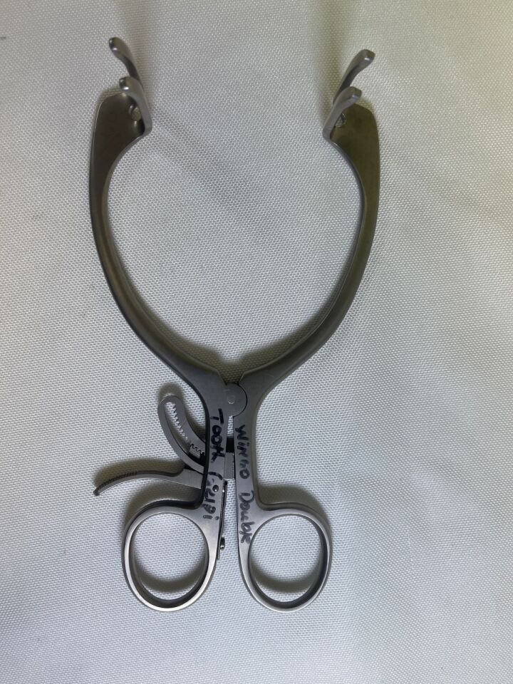 AESCULAP BV112R Mayo-Adams Self Retraining Retractor 165mm 40mm x 15mm — photo 5