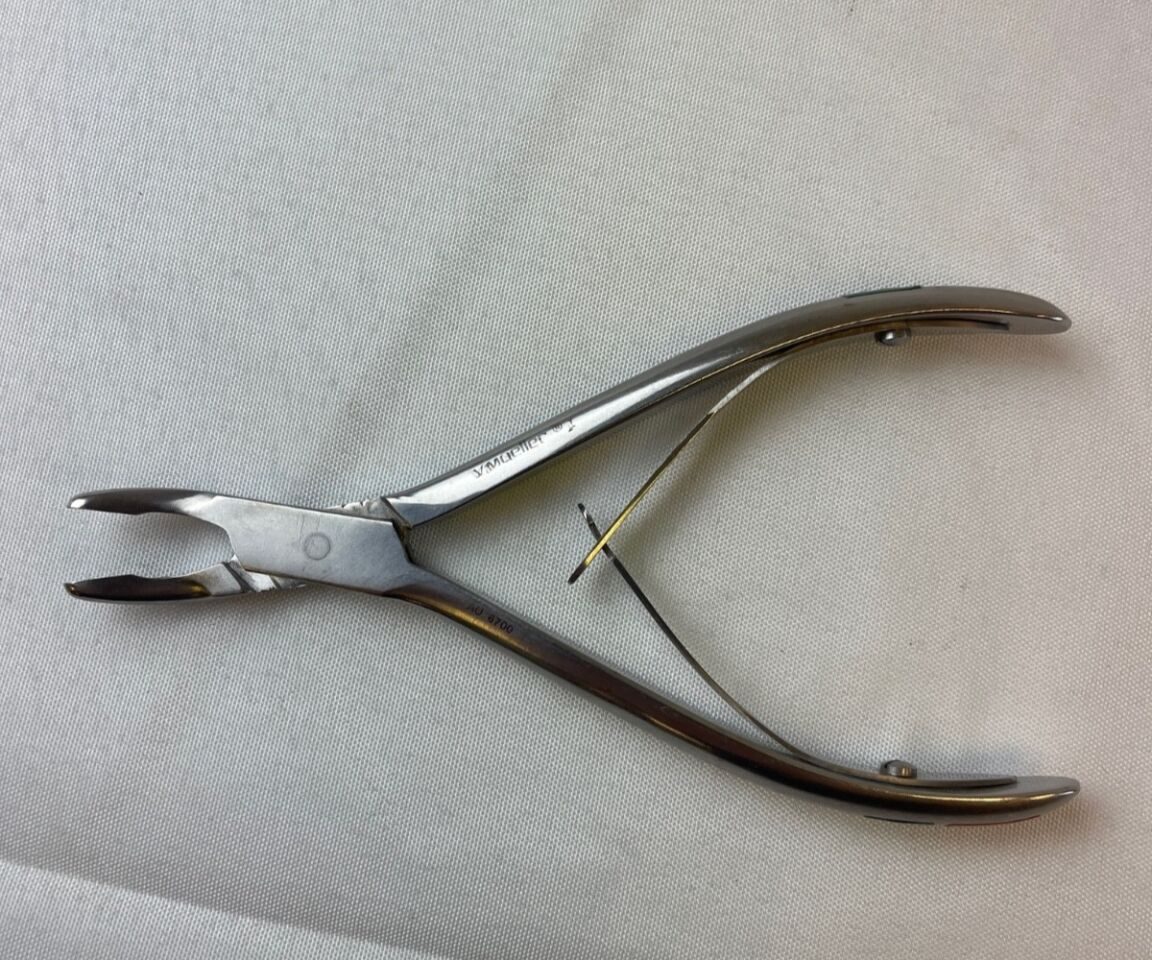 V. MUELLER AU6700 Andrews Hartman Rongeur 4mm Curved Jaw 6" Length