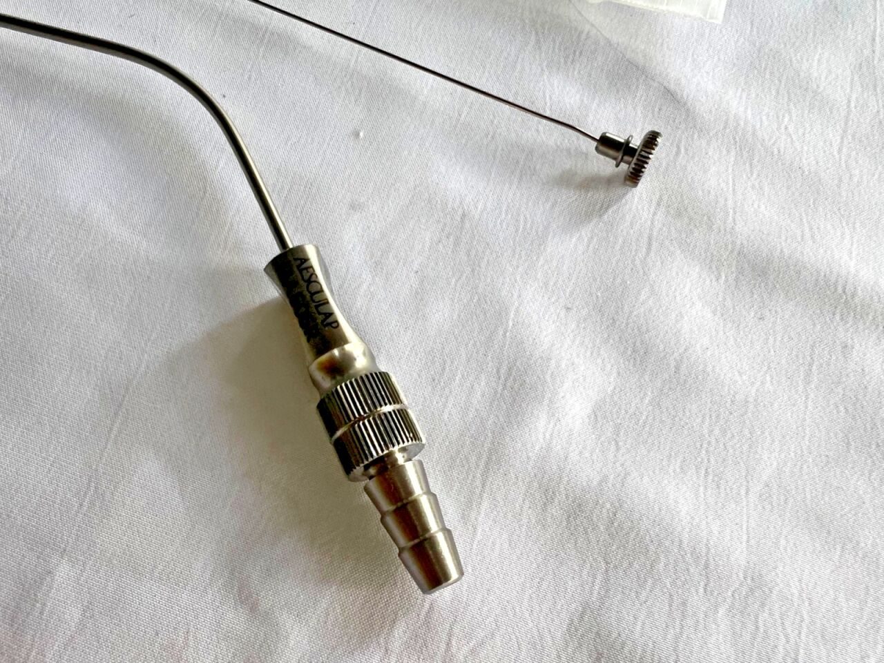 AESCULAP MA505R Ferguson-Fraizer Angled Suction Tube 8French w/ Thumb Control — photo 2