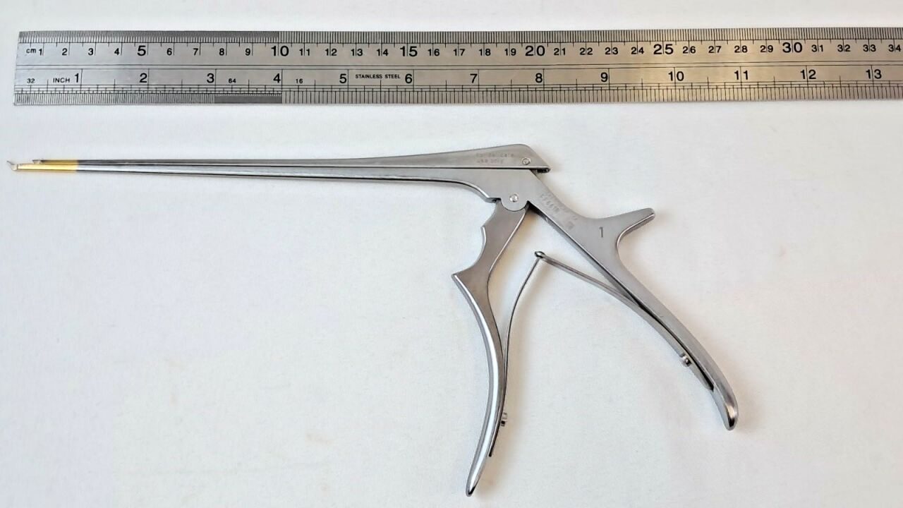 AESCULAP FF661R Kerrison Bone Punch Rongeur 1mm 130° Up 7 7/8 Thin Footplate — photo 5