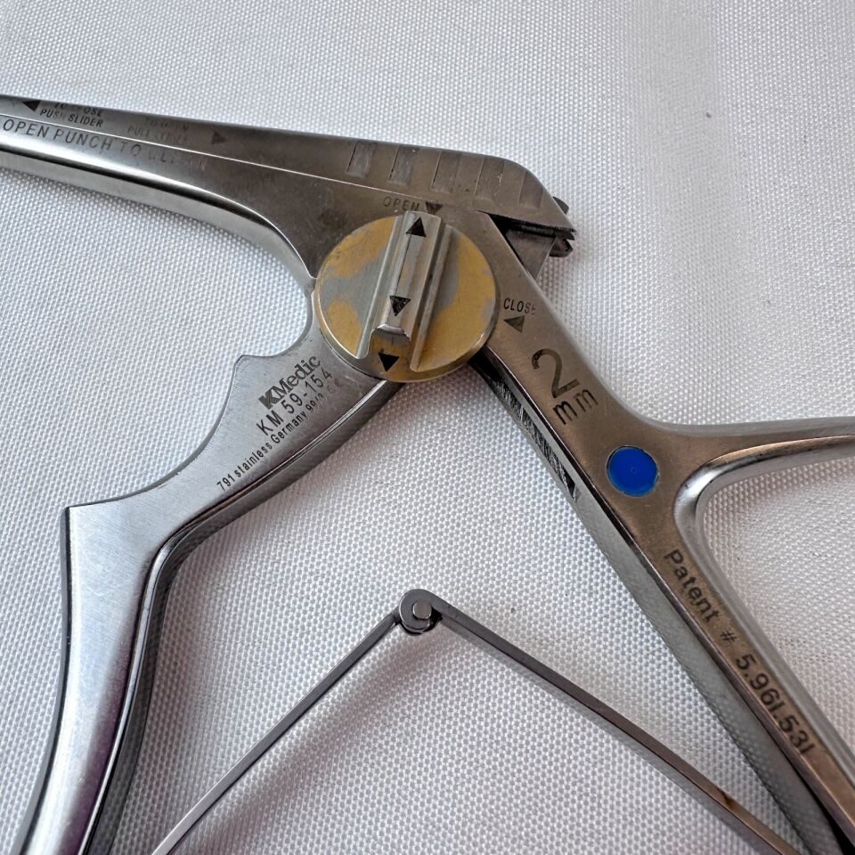 KMEDIC KM59-154 Clean Punch 2MM Forward 40deg Thin Footplate Spinal Punch — photo 7