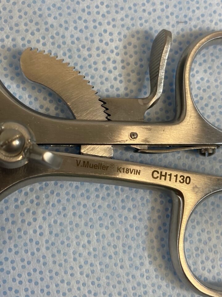 V. MUELLER CH1130 Retractor w/ 3 Center Blades Original Size — photo 4