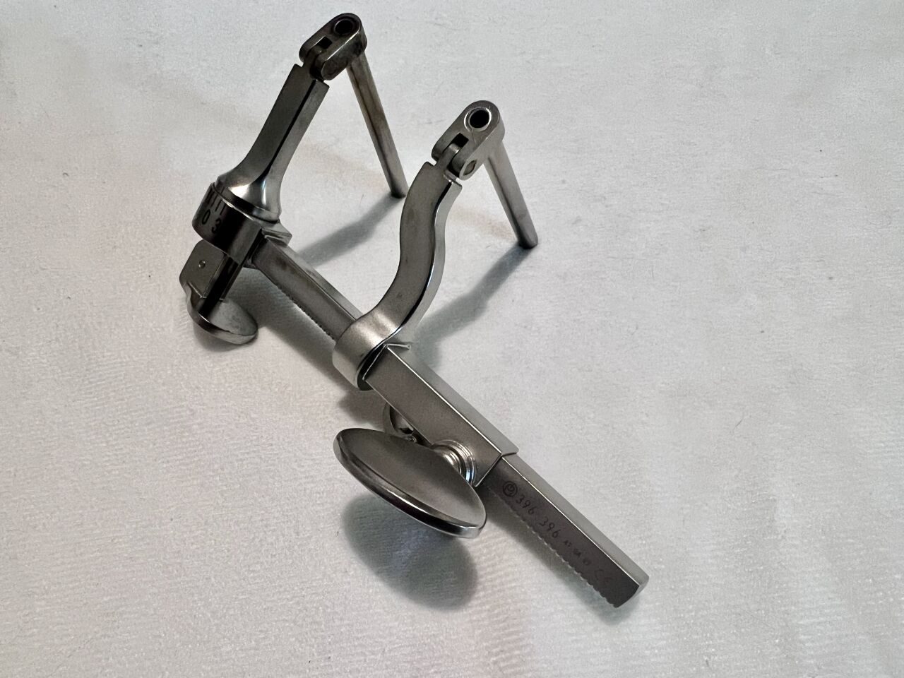 SYNTHES 396.396 Adjustable Cervical Distractor Right — photo 1