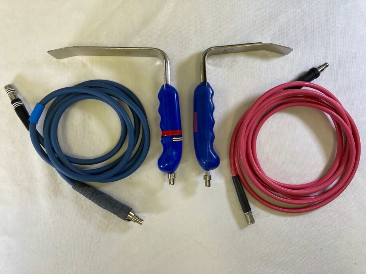 APPLIED FIBEROPTICS Britetrac Pair of Lighted Retractors w/ Light Cords & Case — photo 4