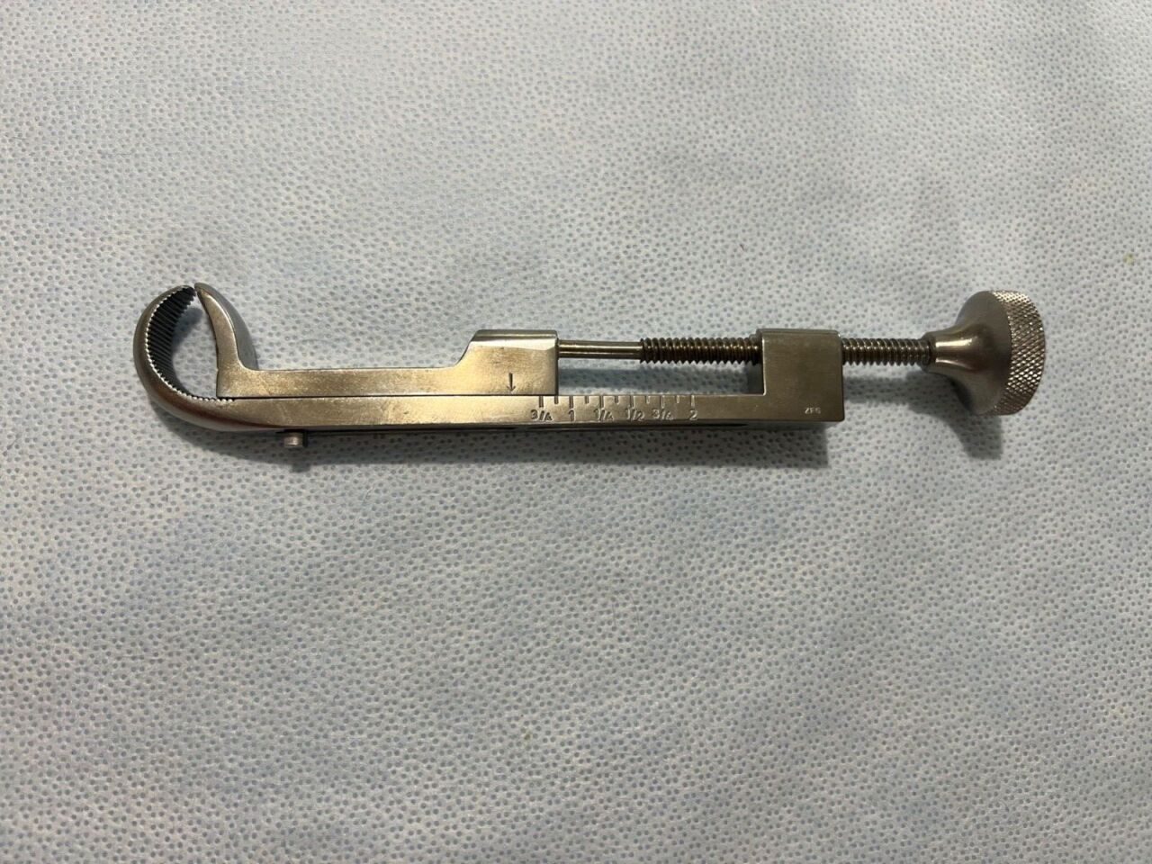ZIMMER 3209 Lowman Single Prong Orthopedic Bone Clamp 30mm x 18cm — photo 1