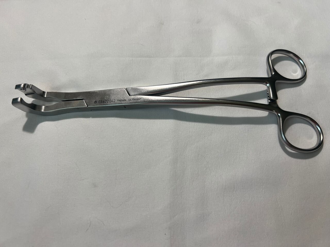 SYNTHES 03.622.042 Curved Implant Holding Forceps — photo 1