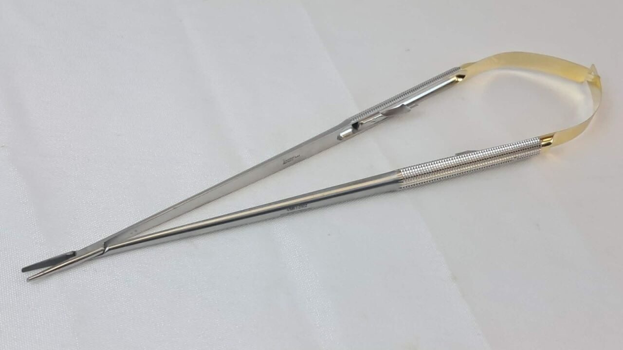 V. MUELLER VM61-2502 Castroviejo Needle Holder 5.5" Straight TC Jaws Locking — photo 1