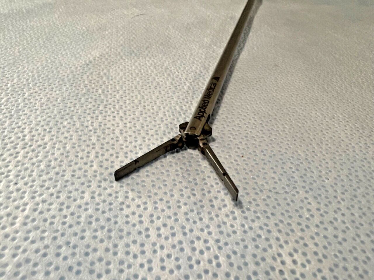APPLIED MEDICAL C5209 Laparoscopic A-Trac Rotating Bowel Clamp 5mm x 38cm — photo 4
