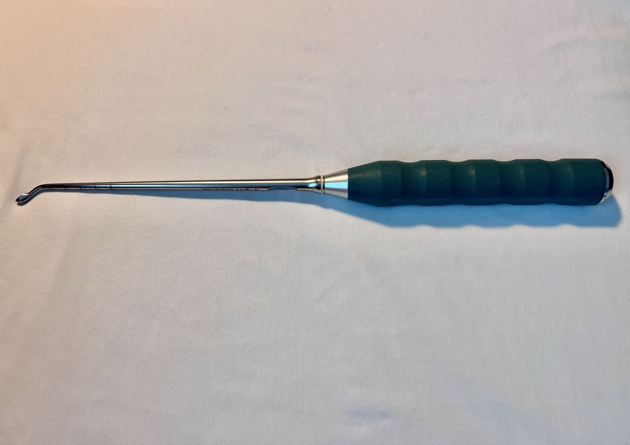 SYNTHES 389.839  Curve 5.5mm Reverse Angled Spinal Bone Curette — photo 1