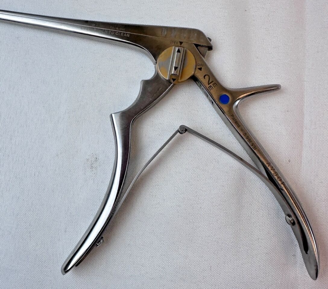 KMEDIC KM59-154 Clean Punch 2MM Forward 40deg Thin Footplate Spinal Punch — photo 8