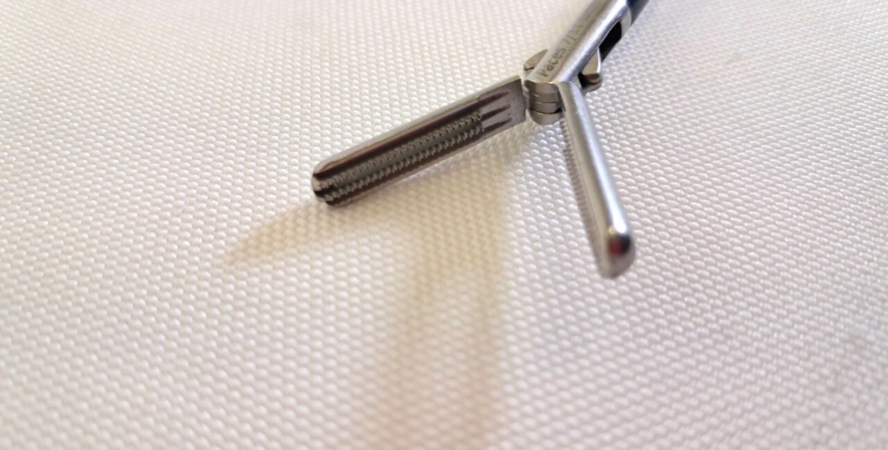 ENDOPLUS  5mm Modular Steel Handle with Rotation Dorsey Fenestrated D/A Grasper — photo 3