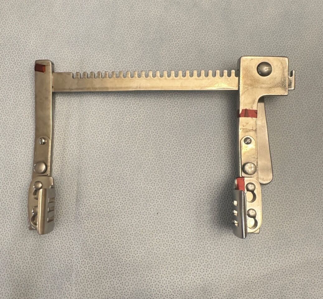 PILLING WECK 8.5"X5.5" Surgical Sternum Spreader W/ Fenestrated Blades — photo 1