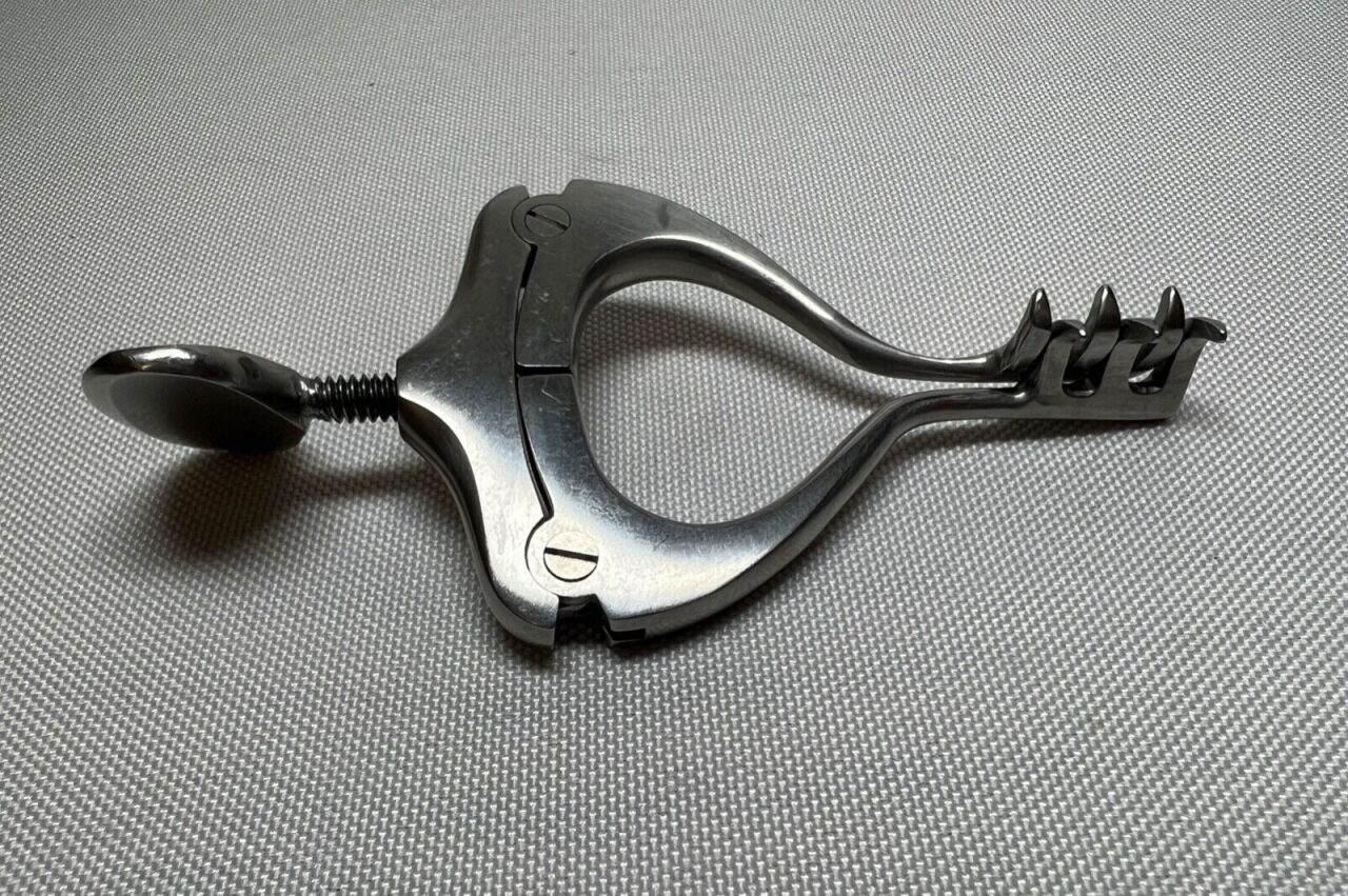 INTEGRA Snitman Retractor 3x3 Sharp Prongs 4-1/2"