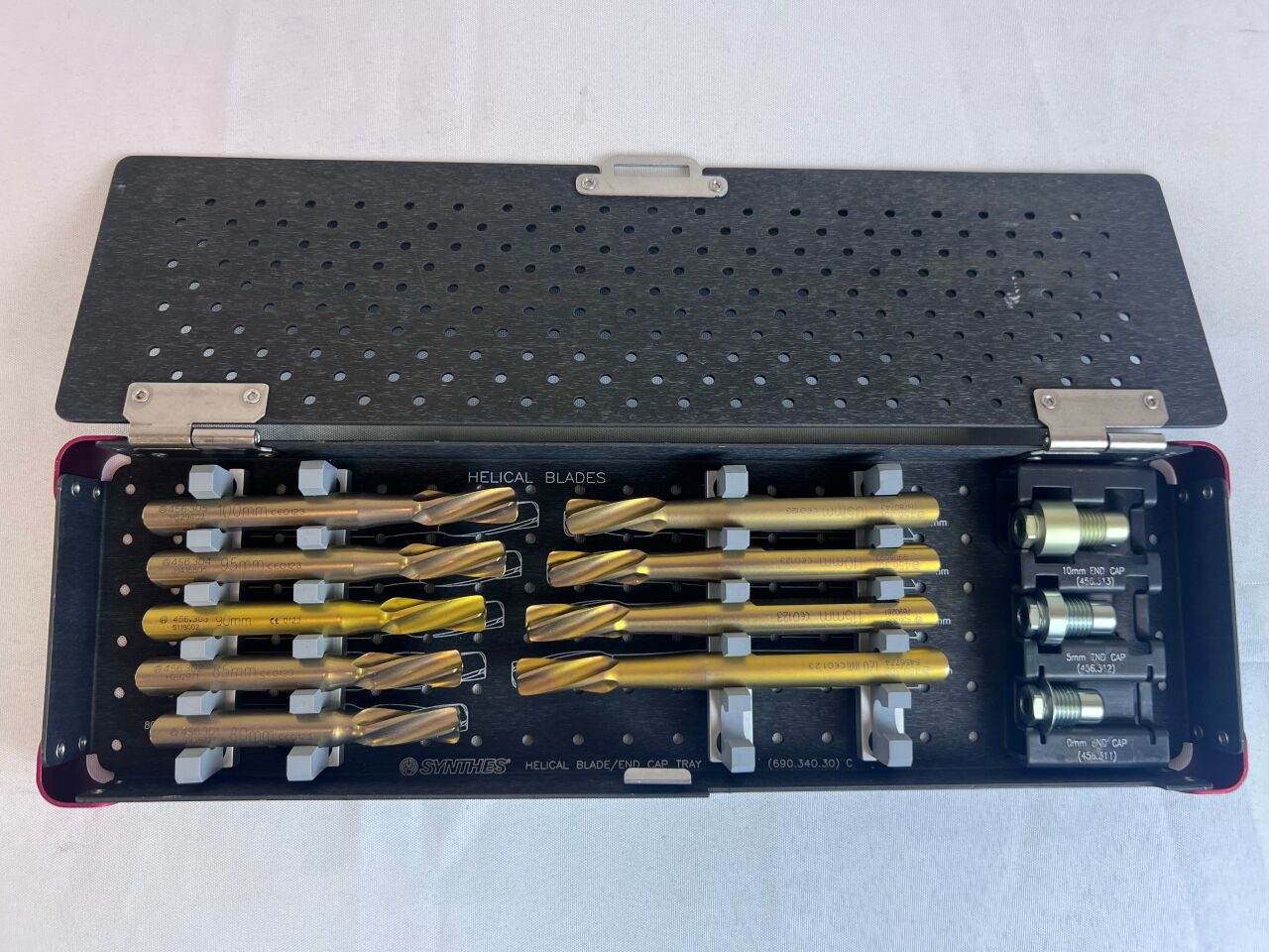 SYNTHES Various Helical Blades / End Caps Tray — photo 1