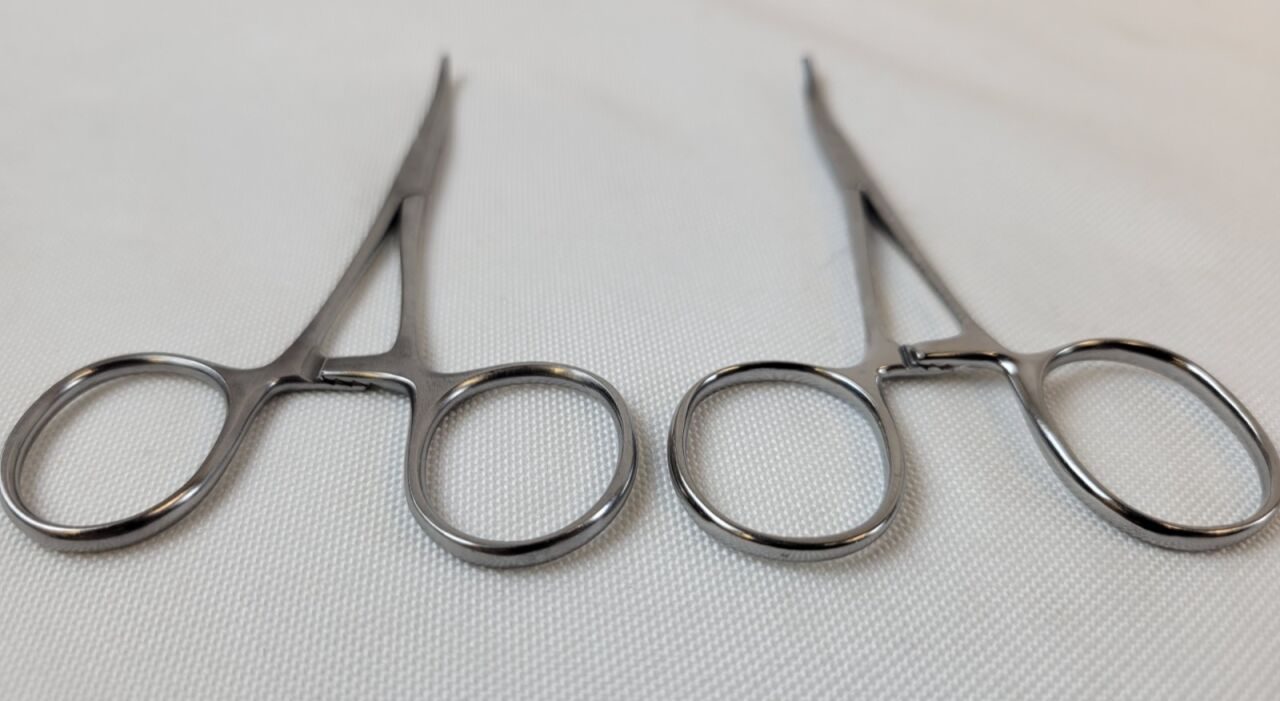 CODMAN Lot of 2 Mosquito Hemostatic Forceps Curved Tips Serrated 4" — photo 8