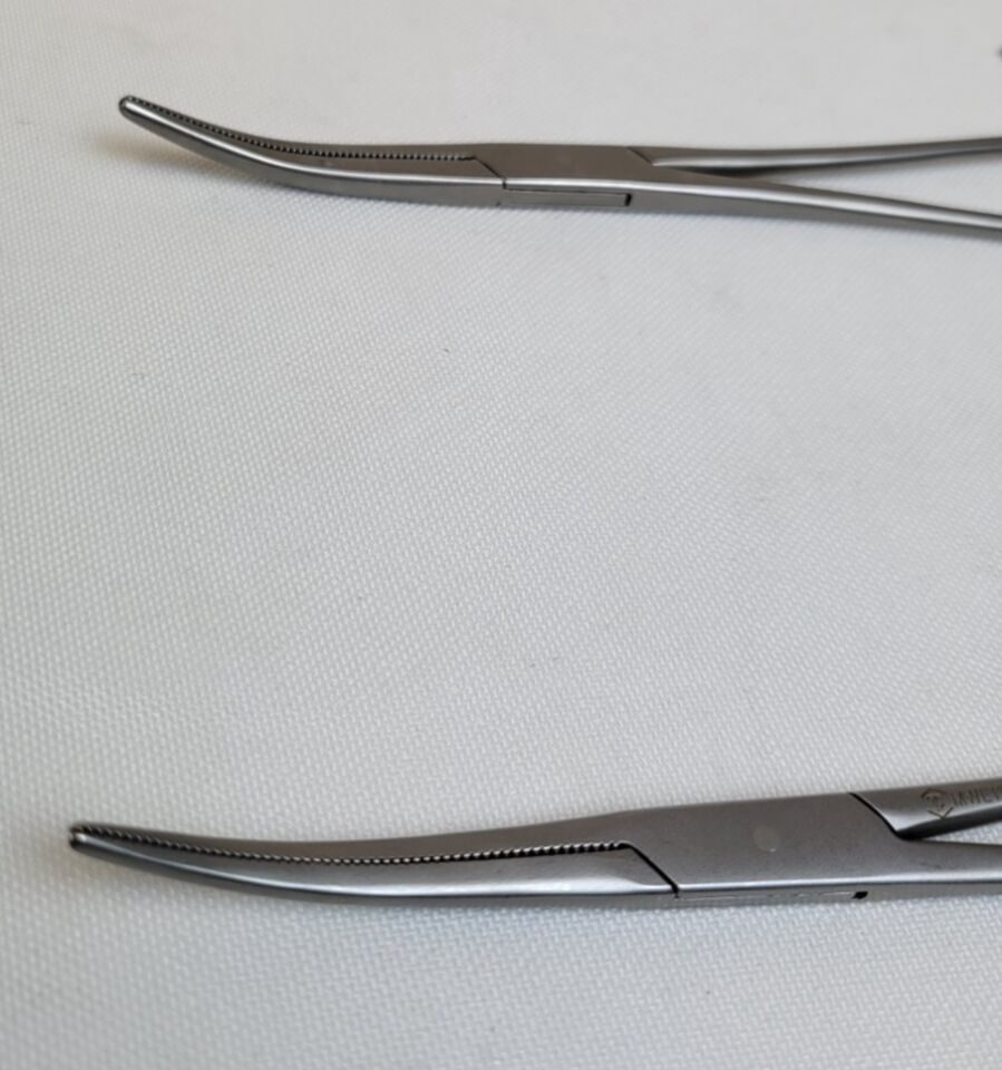 TORNIER  Crile Hemostatic Forceps Curved Jaws 7-1/2" Set of 2 — photo 2