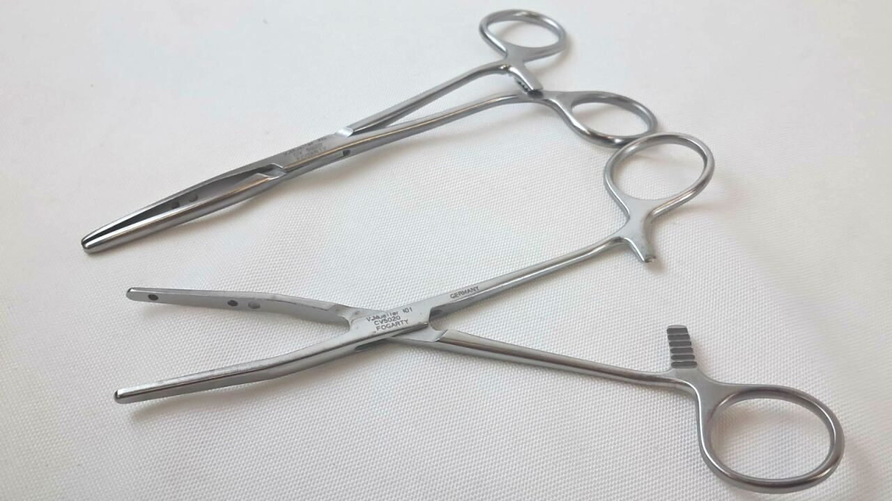 V. MUELLER CV5020 Fogarty Hydragrip Straight Clamp Forceps Lot of 2 — photo 3