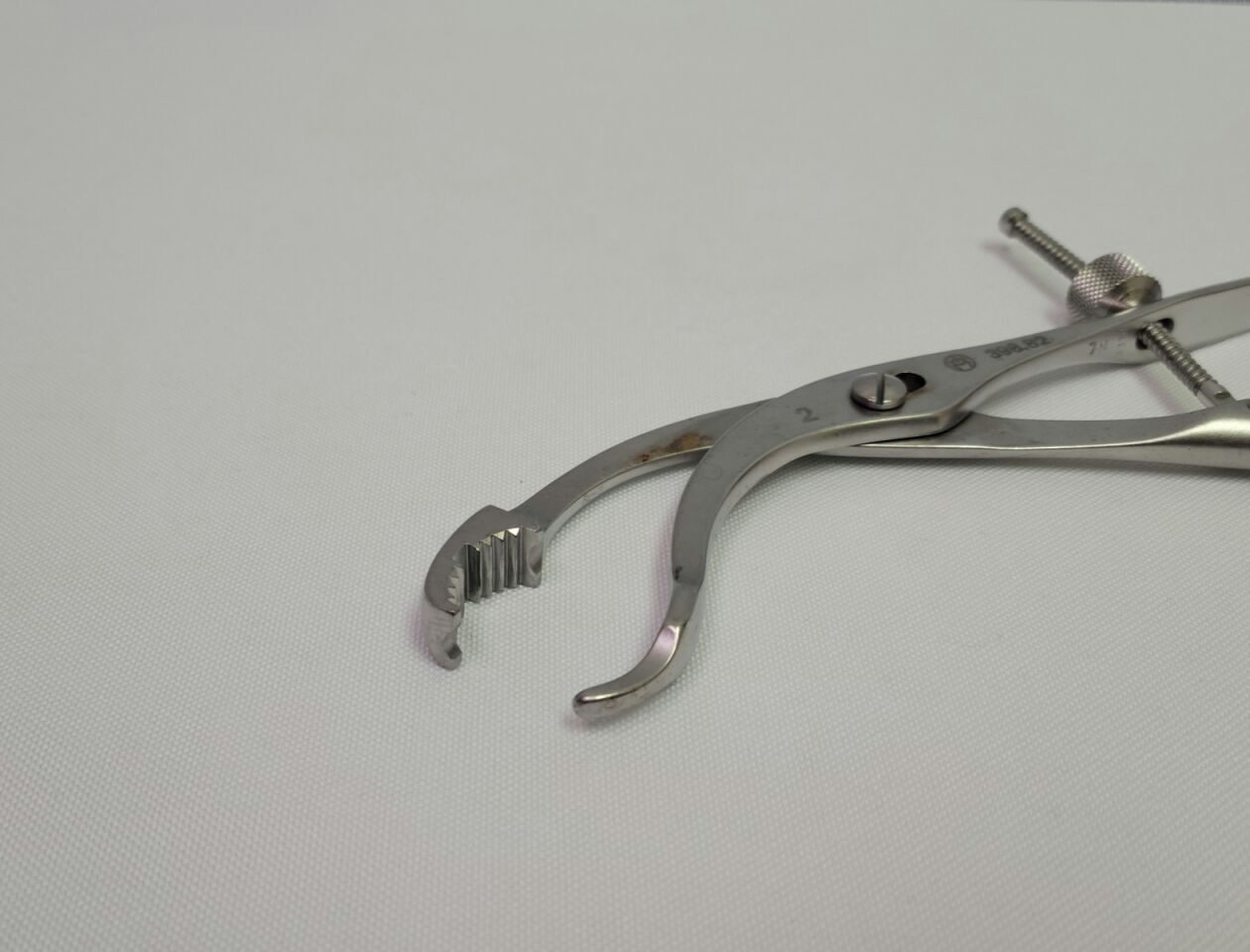 SYNTHES 398.82 Centering 18mm Serrated Bone Forceps — photo 3