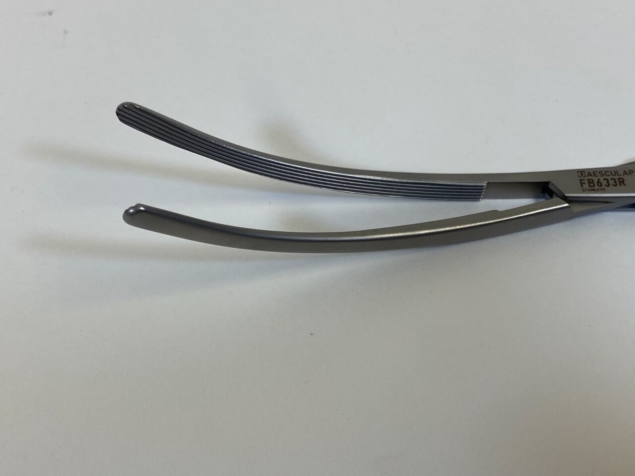 AESCULAP FB633R DeBakey Tangential Occlusion Clamp Curved — photo 4