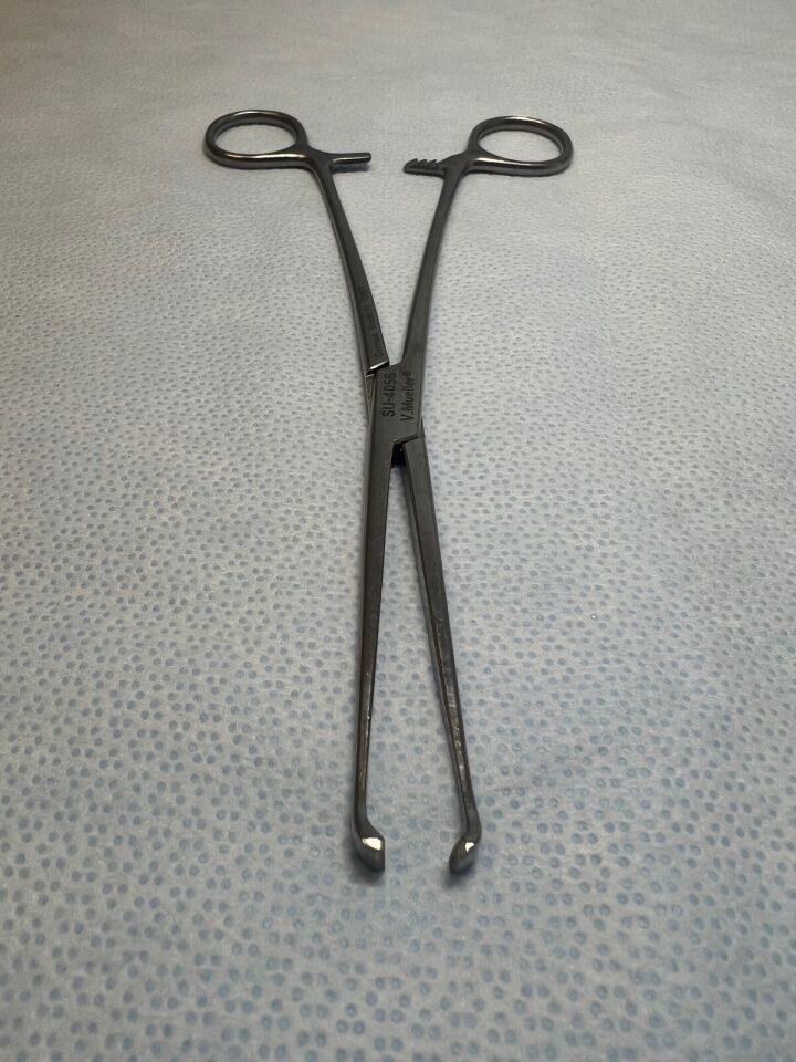 V. MUELLER SU4056 Allis 7-1/2" Straight Tissue Forceps 5 X 6 Teeth Ratchet Lock — photo 4