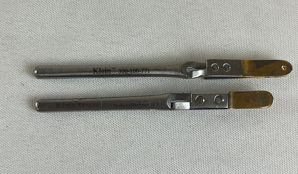 KLEIN 300-100-771 Pair of Endoscopic Bulldog Debakey Bowel Clamp 45mm Straight — photo 1
