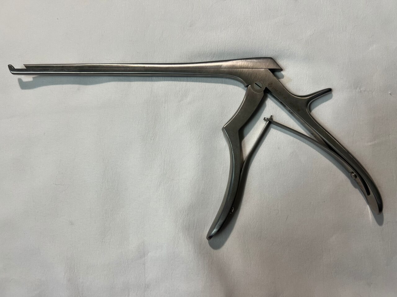 SYNTHES U44-255-40 Laminectomy Rongeur Punch 4mm X 40deg — photo 1