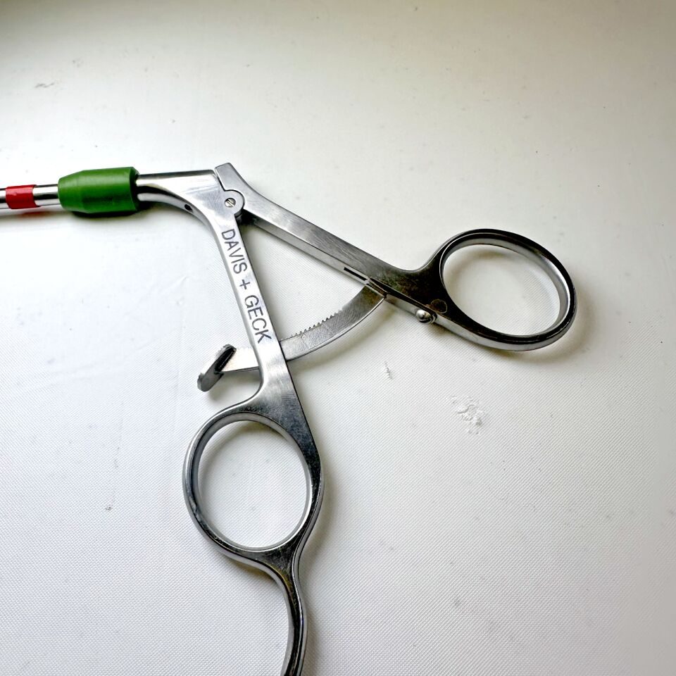 DAVIS-GECK 8376-19 Laparoscopic Small Single Action Babcock Grasper w/ Ratchet — photo 7