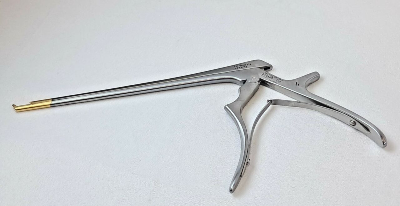 AESCULAP FF664R Kerrison Bone Punch Rongeur 4mm 130° Up 7 7/8 Thin Footplate — photo 2