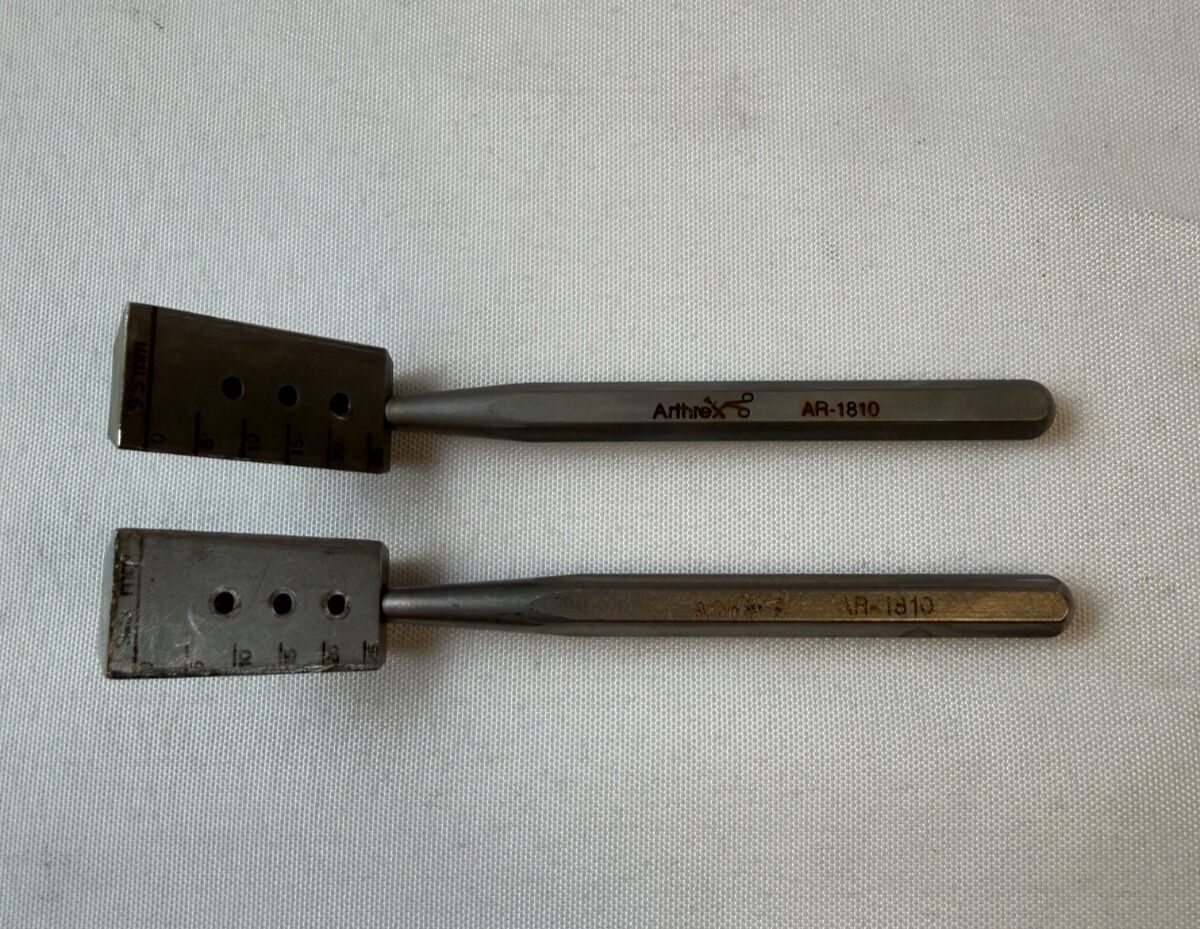 ARTHREX AR-1810 Pair of 9.5mm Graft Harvesting Cutting Guides Arthroscopy Ortho