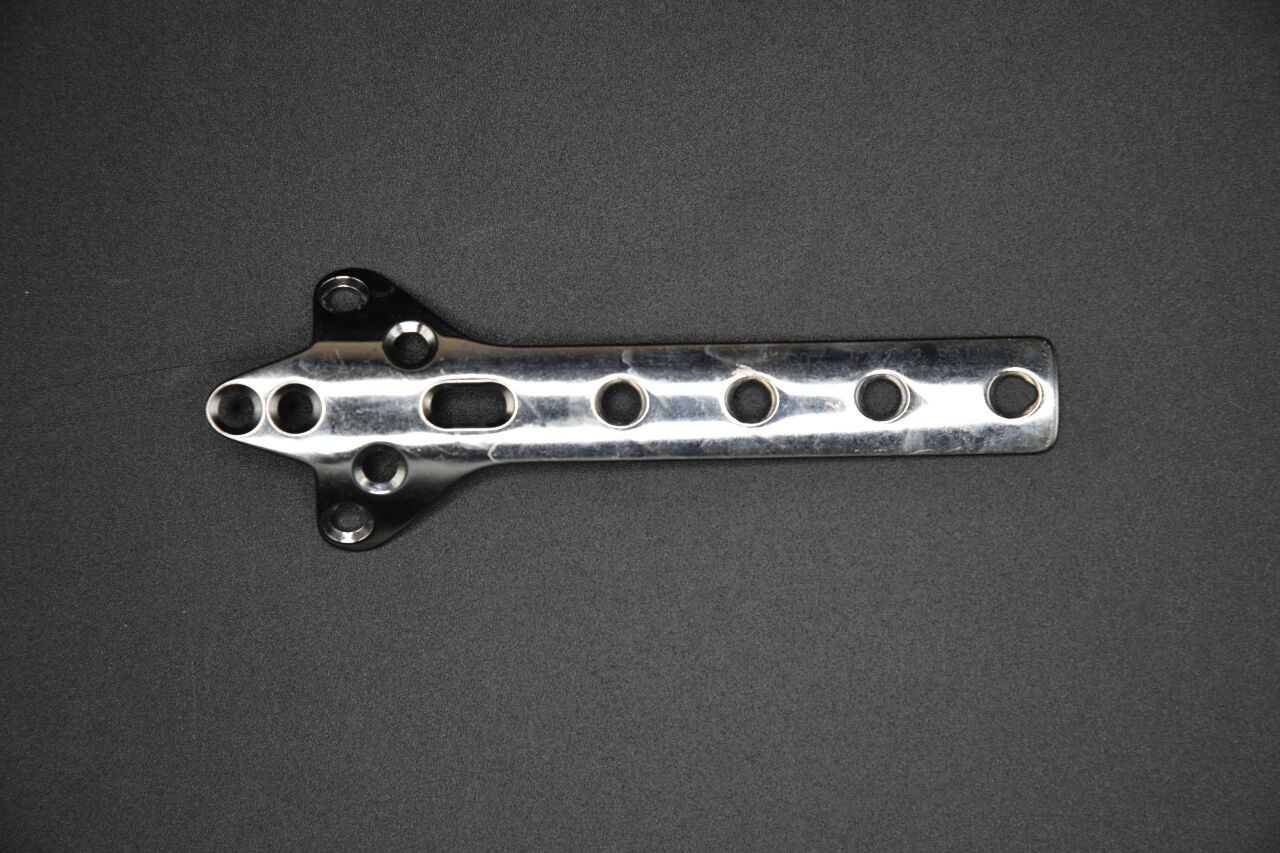 SYNTHES 240.24 CLOVERLEAF PLATE 4 HOLE