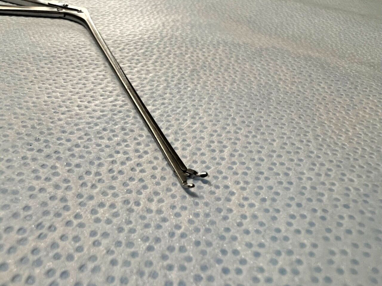 STORZ 227251 Cupped Ear Forceps Curved Right 45deg X 10cm — photo 2