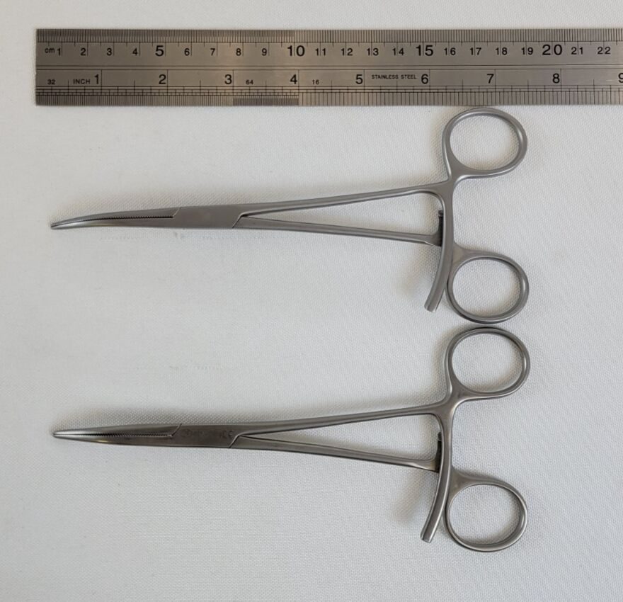 TORNIER  Crile Hemostatic Forceps Curved Jaws 7-1/2" Set of 2 — photo 9