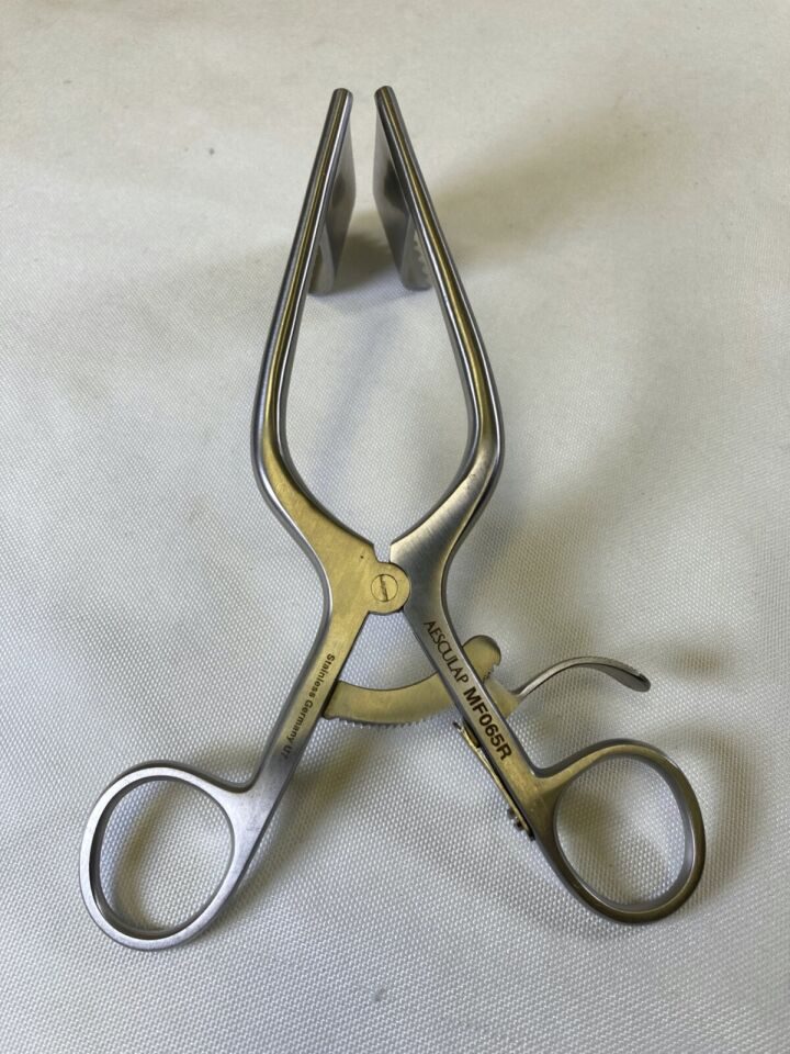 AESCULAP MF065R Meyerding Retractor 25mm x 57mm Blades Self Retaining