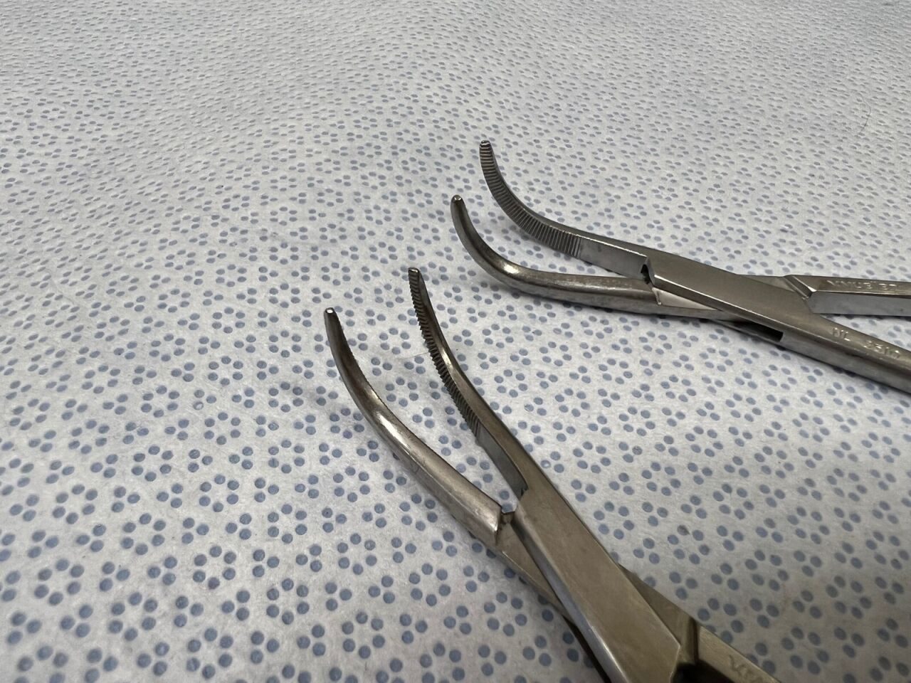 V. MUELLER NL-3510 Adson Hemostatic Forceps Curved Serrated Tips Set of 2 — photo 3