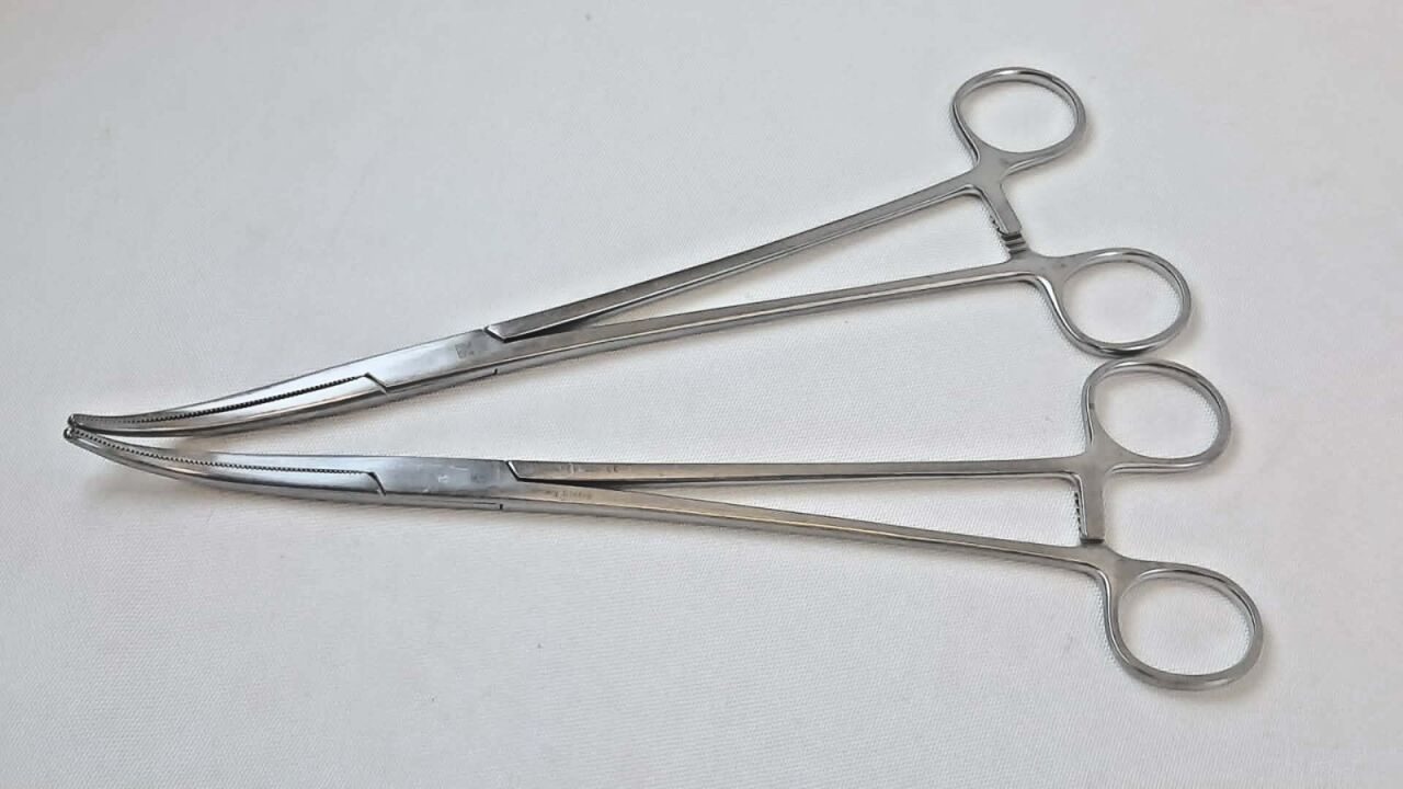 V. MUELLER CH1685 Sarot Artery Serrated Forceps 9" — photo 1