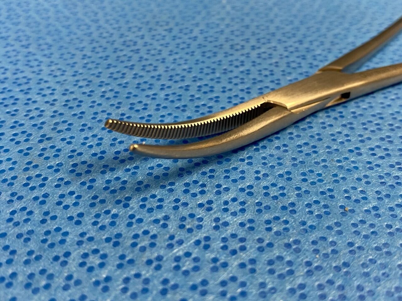 NOVO SURGICAL G2684-25 Crile Forceps Curved Tips 5 1/2" — photo 5